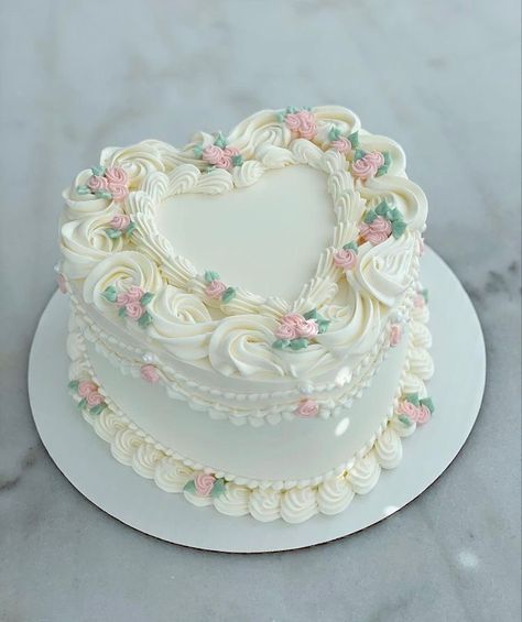 Bridgeton Cake, Bridgerton Cake, Bridgeton Party, Heart Shaped Cake, Coquette Vibes, Cake Cute, Vintage Birthday Cakes, Cake Simple, Mini Cakes Birthday