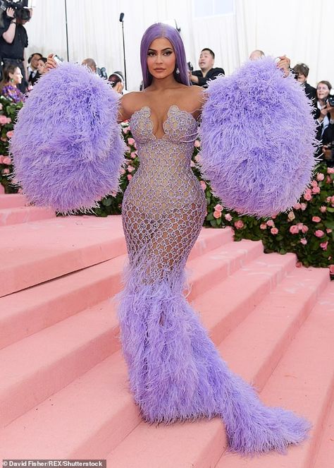 Kylie Jenner Vestidos, Kylie Jenner Met Gala, Meet Gala, Kylie Jenner Dress, Vestidos Versace, Camp Notes On Fashion, Camp Fashion, Charity Ball, Met Gala Outfits