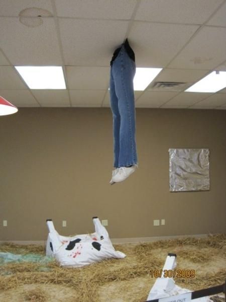 Great for the office Halloween Crafts To Hang From Ceiling, School Halloween Decorations Hallway, Scary Office Halloween Decorations, Crazy Halloween Decorations, Workplace Halloween Decorations, Haunted House Diy Ideas, Haunted House Room Ideas, Haunted Decorations, Cubicle Halloween Decorations