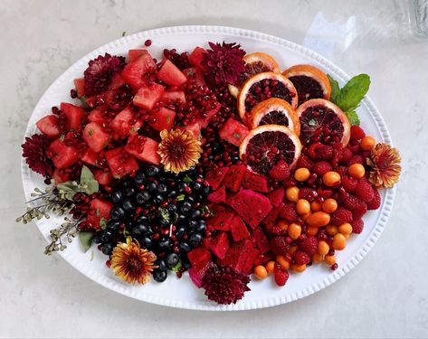 Fruit Platter Winter, Winter Fruit Platter Ideas, Winter Fruit Board, Red Fruit Platter, Winter Fruit Tray, Fall Fruit Tray, Fall Fruit Platter, Winter Fruit Platter, Thanksgiving Fruit Platter