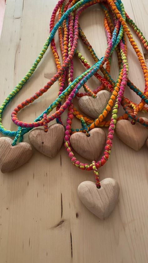 Fabric Necklace Diy, Necklace Fabric, Jewels Diy, Jewelry Fabric, Fiber Art Jewelry, Knitted Necklace, Textile Necklace, Heart Necklaces, Rope Jewelry