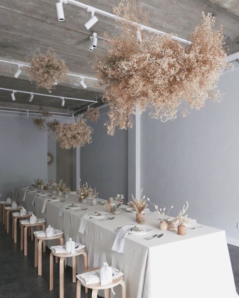 Wabi Sabi Wedding, Lush Diy, Cheap Holiday Decor, Cheap Bedroom Decor, Minimalist Wedding Decor, Cheap Wall Decor, Dried Flowers Wedding, Gathering Table, Home Floral Arrangements