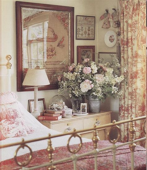 warm and comfortable bedroom, still adore toile print English Country Bedroom, Cottage Rooms, Country Cottage Bedroom, Light Walls, English Cottage Decor, My French Country Home, Toile Print, English Country Decor, French Country Bedrooms