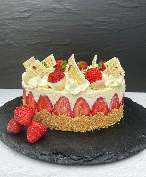 Strawberry & White Chocolate Cheesecake Decorated Cheesecake, Chocolate Strawberry Cheesecake, Birthday Cheesecake, Strawberry White Chocolate, Christmas Cheesecake, Strawberry Cheesecake Recipe, White Chocolate Strawberries, White Chocolate Cake, White Chocolate Cheesecake