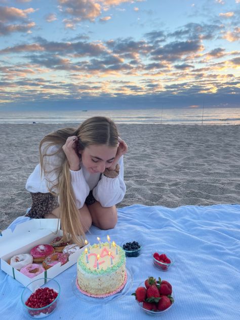 Birthday At The Beach, Beach Picnic Party, Picnic At The Beach, Picnic Birthday Party, Simple Birthday Decorations, Beach Birthday Party, Cute Birthday Pictures, Birthday Ideas For Her, Cute Birthday Ideas