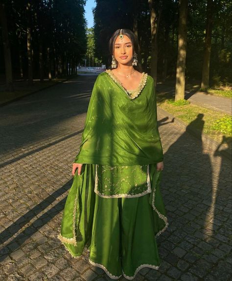 Green Indian Dress Outfit, Jaggo Outfit Ideas, Mehndi Punjabi Suits, Dark Green Punjabi Suit, Punjabi Suits Aesthetic, Mendhi Outfit Simple, Mehendi Suits Mehndi Outfit, Aesthetic Punjabi Suits, Jagoo Outfit Punjabi