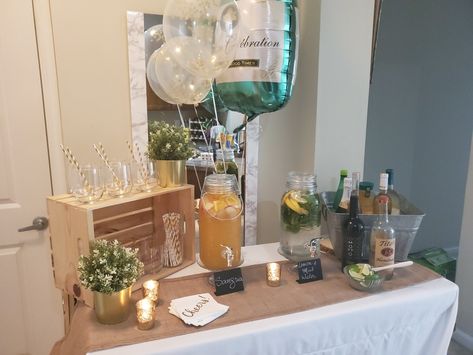 Small Bar Set Up For Party, Food And Drink Table Set Up, Drink Table Set Up, Welcome Drinks Table Ideas, Drink Table Decor, 60 Anniversary, Beverage Station Party, Mocktail Bar, Wedding Drink Station