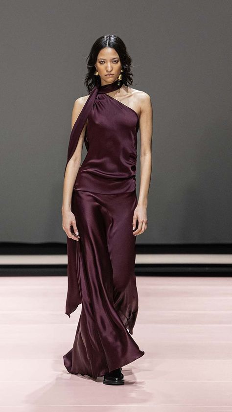 TWINSET Milano | Fashion Show FW 2024/25 Classy Wedding Guest Dresses, Winter Romantic, Aw 2024, Fw 2024, Asia Fashion, Silk Fashion, Twinset Milano, Bohemian Soul, Milano Fashion