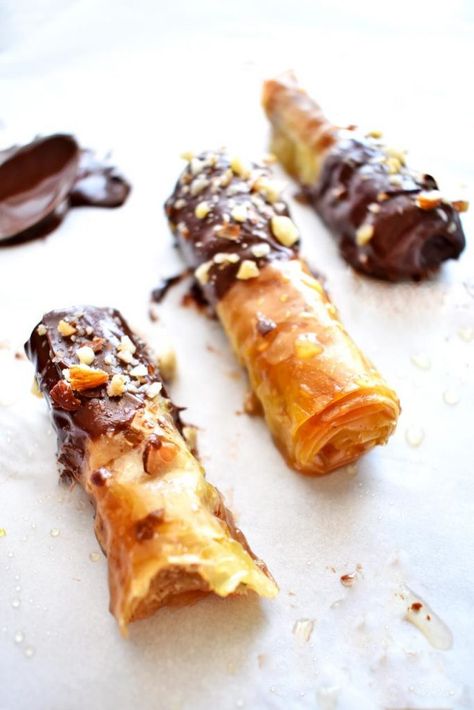 Mini Baklava, Baklava Rolls, Chocolate Baklava, Rolls Recipe Easy, Biscuits Graham, Baklava Recipe, Greek Sweets, Greek Desserts, Pastry Recipes