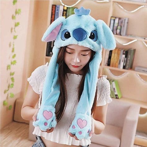 Peluche Pikachu Detective Gorro Mueve Las Orejas | MercadoLibre Moving Ears Hat, Pikachu Hat, Cartoon Stitch, Stitch Hat, Ear Hat, Lilo Y Stitch, Lilo Et Stitch, Bunny Hat, Cartoon Toys