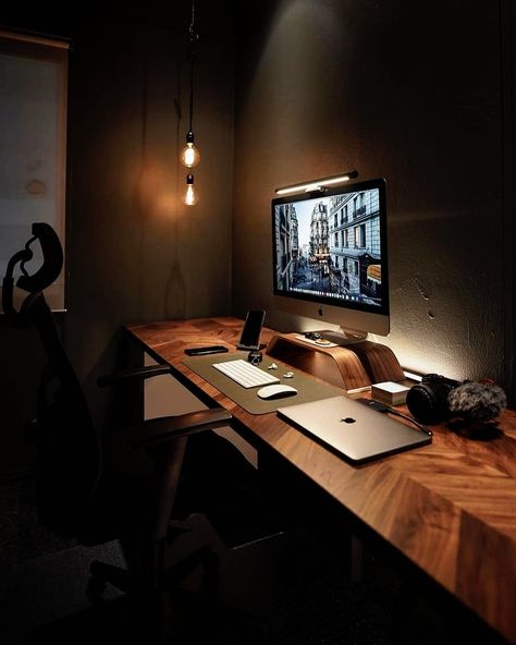 Warm Setup ⁠ 📸 @andy.koh.official Imac Setup Workspace Inspiration, Imac Desk Setup Bedroom, Imac Office Ideas, Home Office Imac, Dark Wood Desk Setup, Desk Setup Wood, Dark Desk Setup, Wood Desk Setup, Imac Setup