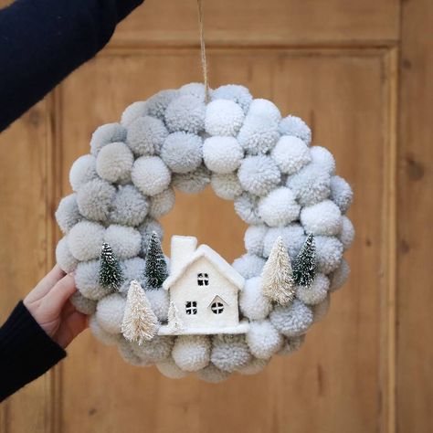 Christmas Pom Pom Crafts, Traditional Christmas Wreath, Christmas Pom Pom, Pom Wreath, Pom Pom Wreath, Pom Pom Crafts, Cosy Home, Xmas Wreaths, Wreaths Diy