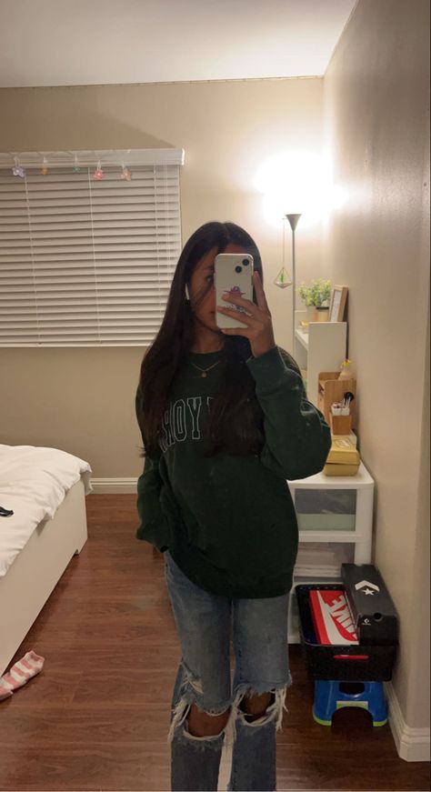 Ripped Jeans And Sweatshirt Outfit, Outfits With Green Crewneck, Sweater With Ripped Jeans Outfit, Green Crewneck Outfit Aesthetic, Green Nike Sweatshirt Outfit, Outfits With Green Sweatshirt, Sweater And Mom Jeans Outfit, Crew Neck And Jeans Outfit, Black Sweatshirt And Jeans Outfit