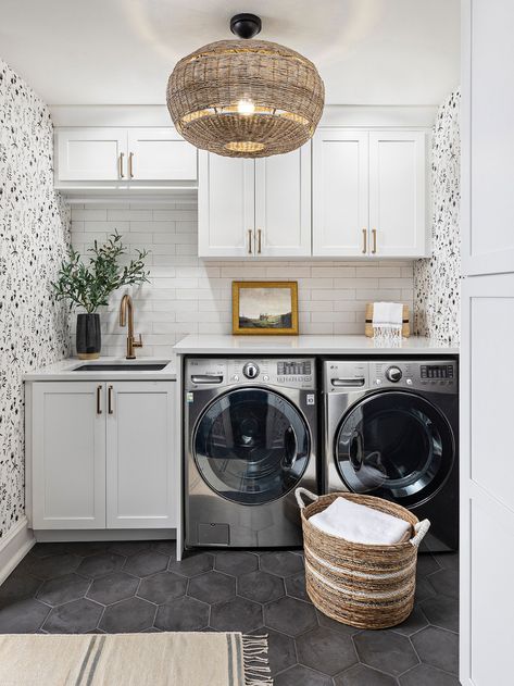 White Laundry Room, Modern Farmhouse Laundry Room, Transitional Laundry Room, Laundy Room, Laundry Room Wallpaper, Dream Laundry Room, White Laundry, Laundry Room Layouts, Laundry Room Renovation