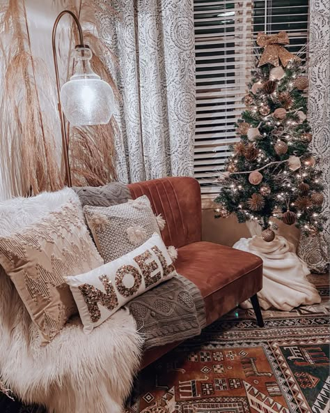 Christmas Decor Ideas Boho Chic, Boho Living Room Christmas, Homey Christmas Decor Ideas, Christmas Decor Home Office, Boho Christmas Front Porch, Boho Christmas Decor Living Room, Farmhouse Boho Christmas Decor, Boho Christmas Front Porch Decor, Bohemian Christmas Decor Boho Style