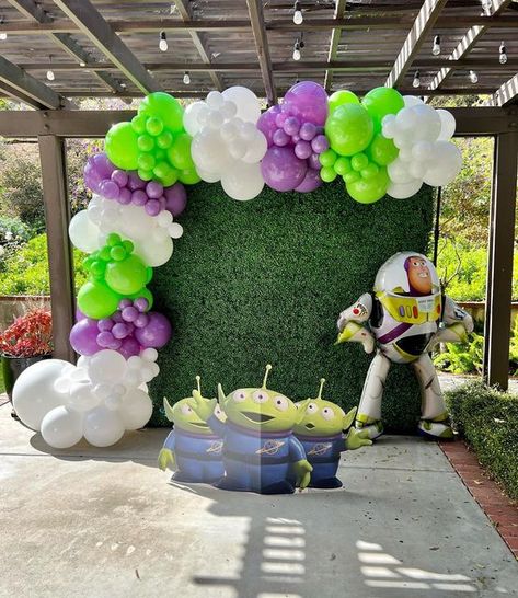 Buzz Light Year Balloon Garland, Buzz Lightyear Balloons, Buzz Lightyear Balloon Arch, Buzz Lightyear Party Decorations Diy, Buzz Lightyear Balloon Garland, Disney Balloon, Buzz Lightyear Birthday Party, Toy Story Birthday Cake, Buzz Lightyear Party