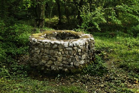 This aged well Dark Cottagecore, Water Well, Old Stone, Kuta, Wishing Well, Back To Nature, Art Plastique, Fantasy World, Land Scape