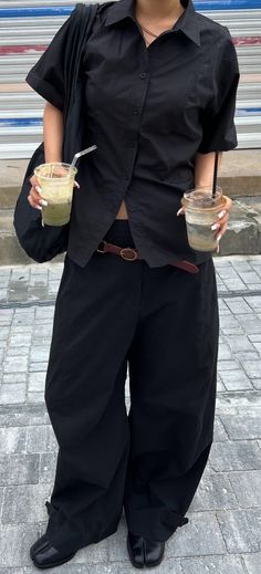 Outfit For Family Party, Black Suit Trousers Outfit, Styling A Black Button Down Shirt, 90 Winter Outfits, All Black Outfit Simple, Black Jumpsuit Outfit Aesthetic, Streetwear Style Woman, Women’s Streetwear, Suit Pants Outfit Women