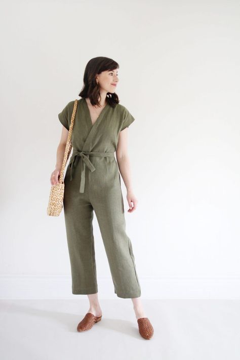 Linen Jumpsuit Outfit, Mule Outfit, Olive Green Outfit, Olive Green Jumpsuit, Classic Closet, Casual Chic Summer, Wrap Jumpsuit, Look Formal, Green Wrap