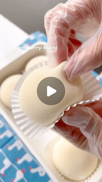 Strawberry Mochi Recipe, Resep Mochi, Strawberry Mochi, Mochi Recipe, Mochi Cake, Mochi Ice Cream, Chocolate Chip Cake, Powder Recipe, Japanese Dessert