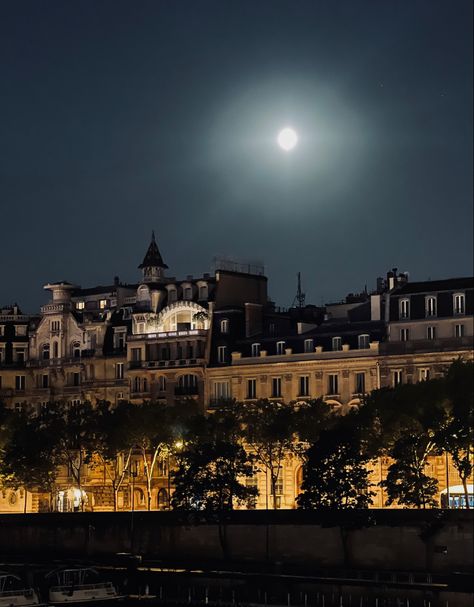 #paris #france #moon #photography #aesthetic Paris At Night Aesthetic, Moon Photography Aesthetic, Fall Moodboard, Dream Reality, Paris Dream, City At Night, London Aesthetic, Cinnamon Girl, Paris Aesthetic