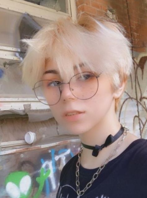 Pixie Cut Blonde Highlights, Femboy Hair Ideas, Blonde Nonbinary, Short Masculine Haircut, Short Hair Nonbinary, Non Binary Haircuts Straight Hair, Non Binary Haircuts Round Face, Nonbinary Haircuts, Gender Neutral Haircuts