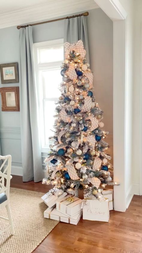 Dining Room Tree, Porch Daydreamer, Blue Christmas Tree Decorations, Coastal Christmas Tree, Tree Inspiration, Blue Christmas Decor, Christmas Tree Decorating Themes, Elegant Christmas Decor, Christmas Decorating Ideas