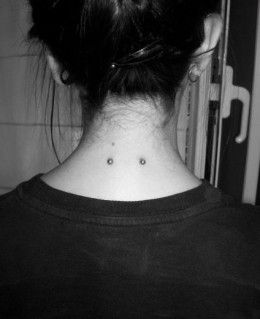 Piercing Surface, Nape Piercing, Neck Piercing, Body Modification Piercings, Piercings Bonitos, Microdermal Piercing, Skin Piercing, Surface Piercing, Tattoo Zeichnungen