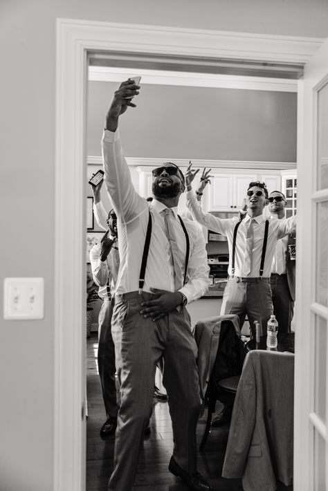 Groom And Groomsmen Photoshoot, Groomsmen And Groom Photos, Wedding Day Pictures Getting Ready, Wedding Photo Ideas Groom And Groomsmen, Groomsmen Photoshoot Before Wedding, Getting Ready Wedding Photos Groomsmen, Groom Getting Ready Photography, Groomsmen Pictures Getting Ready, Casual Wedding Photo Ideas