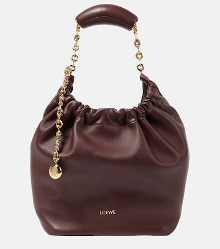 Squeeze Small leather shoulder bag in red - Loewe | Mytheresa Orlebar Brown, Flat Dress Shoes, Loewe Bag, Bag Trends, Who What Wear, Color Trends, Chain Strap, Fashion Bracelets, Fashion Watches