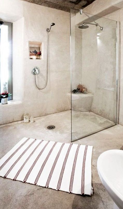 The Most Beautifully Rustic Bathrooms You'll Ever See via @MyDomaineAU Cemcrete Bathroom Ideas, Cemcrete Bathroom, Dekorere Bad, Dream Shower, Concrete Bathroom, Rustic Bathrooms, Dream Bathrooms, Decor Minimalist, Wet Rooms