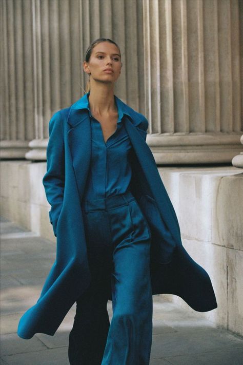 Bring blue hues to life. City styling in bold colours for impactful outfits. Monochromatic Blue Outfit, Teal Outfits, Reiss Women, Bold Outfits, Blazer Outfits Casual, Monochromatic Fashion, Dressy Casual Outfits, Monochromatic Outfit, Winter 22