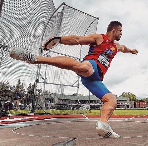 Nicolai Ceban discus throw Discuss Throw Sport, Dynamic Action Poses Reference Male, Discus Aesthetic, Disc Throwing, Throwing Pose, Motion Poses, Discus Throwing, Discus Thrower, Discus Throw