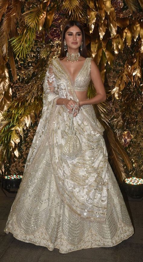 Most Expensive Lehenga, Indian Modern Wedding Dress, Ivory Wedding Dress Indian, Jacqueline Fernández Lehenga, Champagne Lengha, Lehenga Sparkly, Corset Lengha, White And Gold Lengha, Bridal Indian Lengha