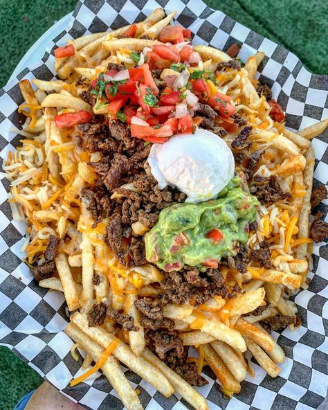 Dong-Kyu Kim | Vegas Foodie on Instagram: “Celebrating Fry-day with these massive carne asada fries from @tacosandsalsas at the Real Awesome Food Truck festival! @realafpark…” Carne Asada Fries Burrito, Food Truck Fries, Mexican Food Truck Ideas, Creative Food Truck Ideas, Carne Asada Aesthetic, Food Truck Foods, Food Truck Food Ideas, Carne Asada Fries Recipe, Food Truck Ideas