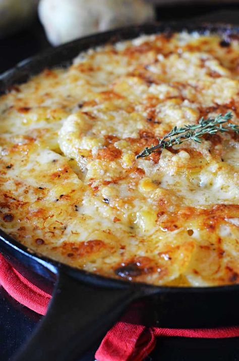 Skillet Scalloped Potatoes! This super cheesy side dish makes my heart flutter. | hostthetoast.com Skillet Scalloped Potatoes, Cast Iron Skillet Cooking, Baked Recipes, Sides Recipes, Iron Skillet Recipes, Skillet Dishes, Skillet Cooking, Cast Iron Skillet Recipes, Cast Iron Recipes