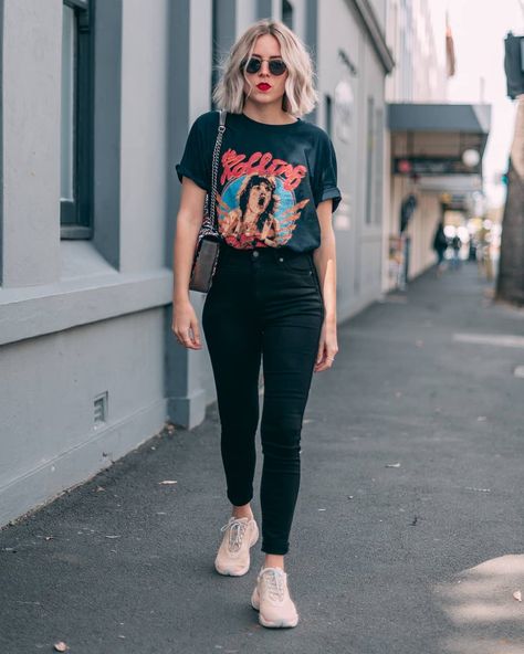 ★ LIAN GALLIARD on Instagram: “Sucker for oversized band tees 🖤” Band Tee Fashion, Styling A Band Tee, Oversized Band Tee Outfits, Band Tshirt Outfit, Graphic Tee Outfit Street Style, Band Shirt Outfits, Oversized Tee Outfit, Band Tee Outfits, Fall Outfits Black Women