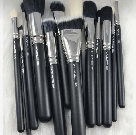 Mac Makeup Brushes Set, Mac Makeup Brushes, Makeup Studio Decor, Mac Brushes, Alat Makeup, Makeup Brushes Guide, Makeup Bag Essentials, Makeup Eyeshadow Palette, Makeup Spray