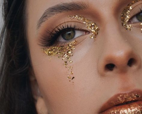 Gold Glitter Face Makeup Festival, Silver Gold Makeup Look, Gold Glitter Festival Makeup, Gold Makeup Looks With Red Lips, Gold Party Makeup Looks, Gold Avant Garde Makeup, Editorial Gold Makeup, Dripping Gold Makeup, Cute Gold Makeup Looks