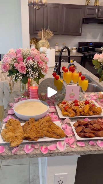 Birthday Brunch Decor Ideas, Bunch Food Ideas, Brunch Set Up Ideas Buffet Tables, Private Birthday Dinner Party, Private Chef Dinner Party, Birthday Brunch Ideas Decorations, Girls Brunch Ideas, Brunch Layout Ideas, Brunch Ideas Decoration Table