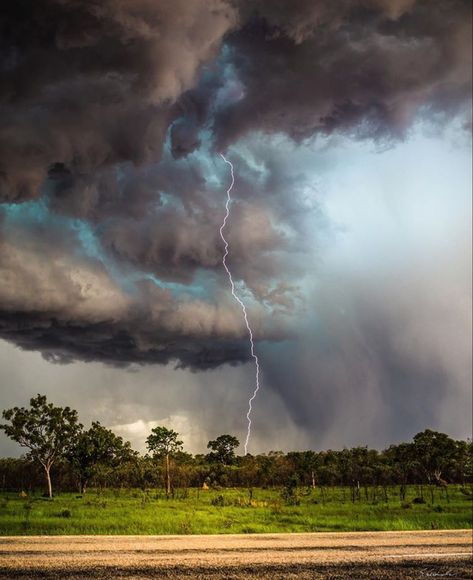 Clouds Lightning, Lightning Storms, Photography Clouds, Nature Quotes Adventure, Stormy Sky, Belle Nature, House In Nature, Lightning Storm, Sky Painting