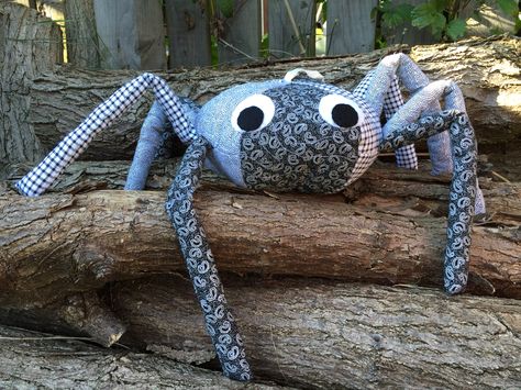 Giant patchwork spider sewing tutorial Spider Sewing Pattern, Christmas Tree Ornament Hooks, Fabric Christmas Decorations, Spooky Halloween Crafts, Halloween Sewing, Fabric Tree, Quilted Patchwork, Fabric Christmas Trees, Folded Fabric