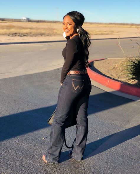 Aya Reimer on Instagram: “Do these @wrangler’s make me look like a stock contractor? 👖 #wrangler #rodeo #newmexico #hobbs #lv #buckingbulls #sendhelp…” Western Outfits Women Winter, Casual Cowgirl, Vaquera Outfits, Western Fits, High School Fashion, Lingerie Outfit, Western Apparel, Flair Jeans, Boho Cowgirl