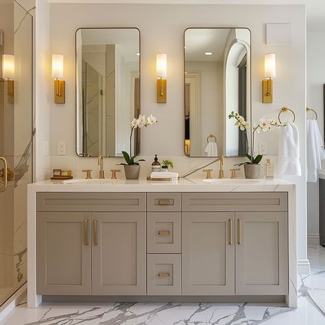 American Bathroom Design, American Style Bathroom, London Apartment Interior, Shower Redo, Greige Bathroom, Modern Classic Bathroom, Transitional Bathroom Decor, Transitional Style Bathroom, Transitional Bathroom Design