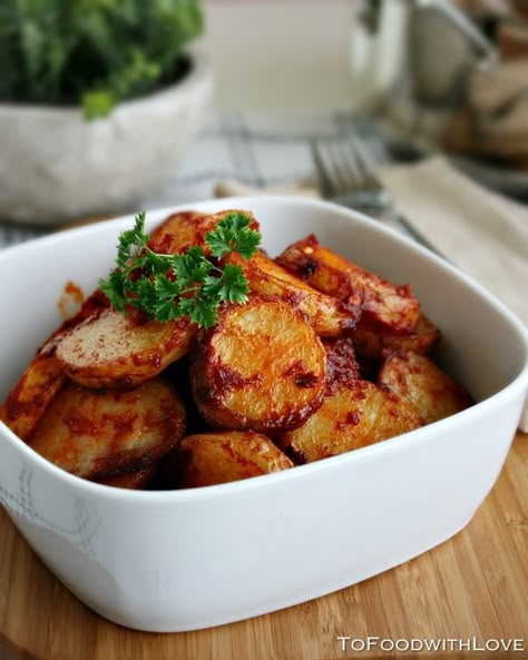 To Food with Love: Patatas Bravas (Spicy Potatoes) Spicy Potatoes, Potatoes Baked, Tapas Dishes, Tapas Recipes, Spanish Dishes, Portuguese Recipes, Potato Dishes, Side Recipes, Vegetable Side Dishes