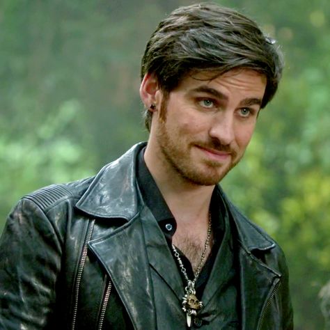 Colin O'Donoghue -Killian Jones - Captain Hook - on Once Upon A Time Collin Odonoghue, F1 Bingo, Richard Rider, Captain Hook Ouat, Hook Ouat, Killian Hook, Shattered Heart, Fictional Character Crush, Once Up A Time