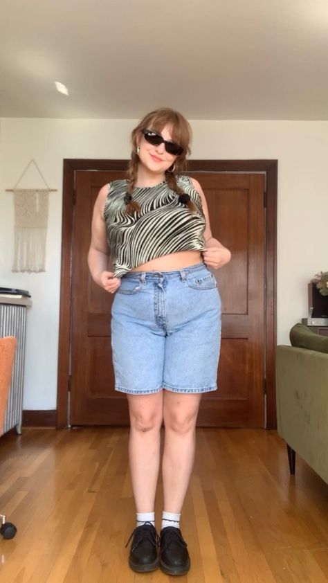 Jorts Outfit Idea Midsize, Jorts Outfit Mid Size, Mid Size Summer Outfits Aesthetic, Midsize Jorts Outfit, Midsize 90s Fashion, Robyn Core, Plus Size Jorts, Mid Size Outfits Summer, Mid Size Summer Outfits