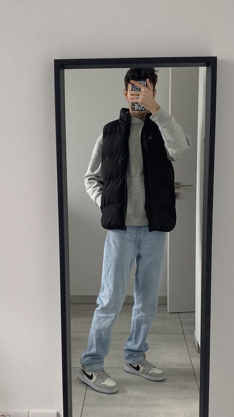 men outfit inspo black vest gray hoodie light blue jeans lee gray jordans Gray Hoodie Outfit Men, Light Blue Jeans Outfit Men, Light Grey Sweater Outfit, Grey Hoodie Outfit Men, Hoodie Style Men, Gray Jordans, Black Jeans Outfit Mens, Blue Jeans Outfit Winter, Vest Men Outfit