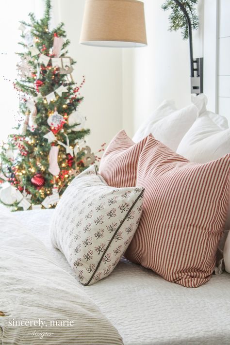 Christmas Bedding Minimalist, Kid Christmas Bedroom, Christmas Bedding Decor Ideas, Kids Christmas Bedroom Ideas, Christmas In Bedroom, Simple Christmas Bedroom Decor, Christmas Room Decor Ideas Bedrooms, Christmas Tree In Bedroom, Kids Christmas Bedroom