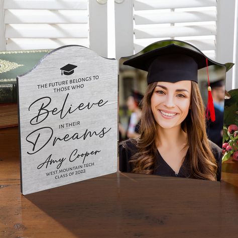 Graduation Souvenirs Ideas, Nameplate Design, Graduation Souvenirs, Graduation Picture Frames, Name Plate Design, Inspirational Verses, Silver Picture Frames, Graduation Photo, Elegant Centerpieces